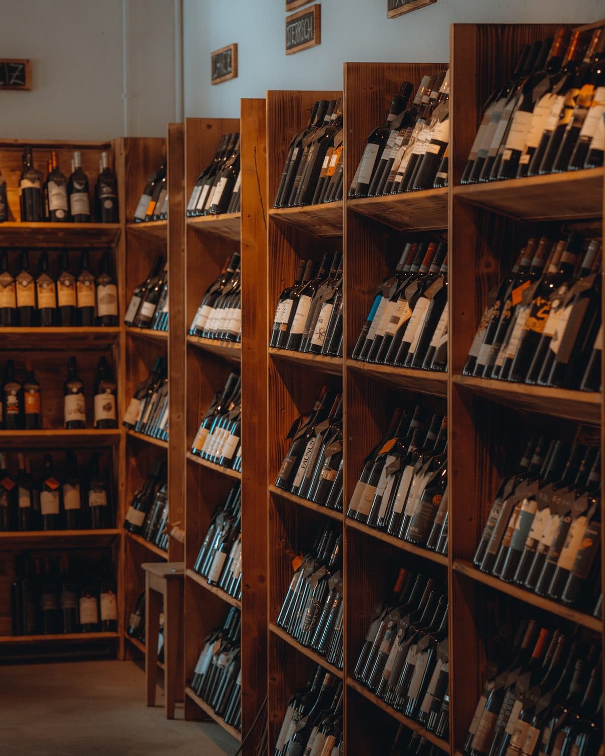 Der Gang durch die Vinothek im Wyhus Aemme, links und rechts die Weinregale