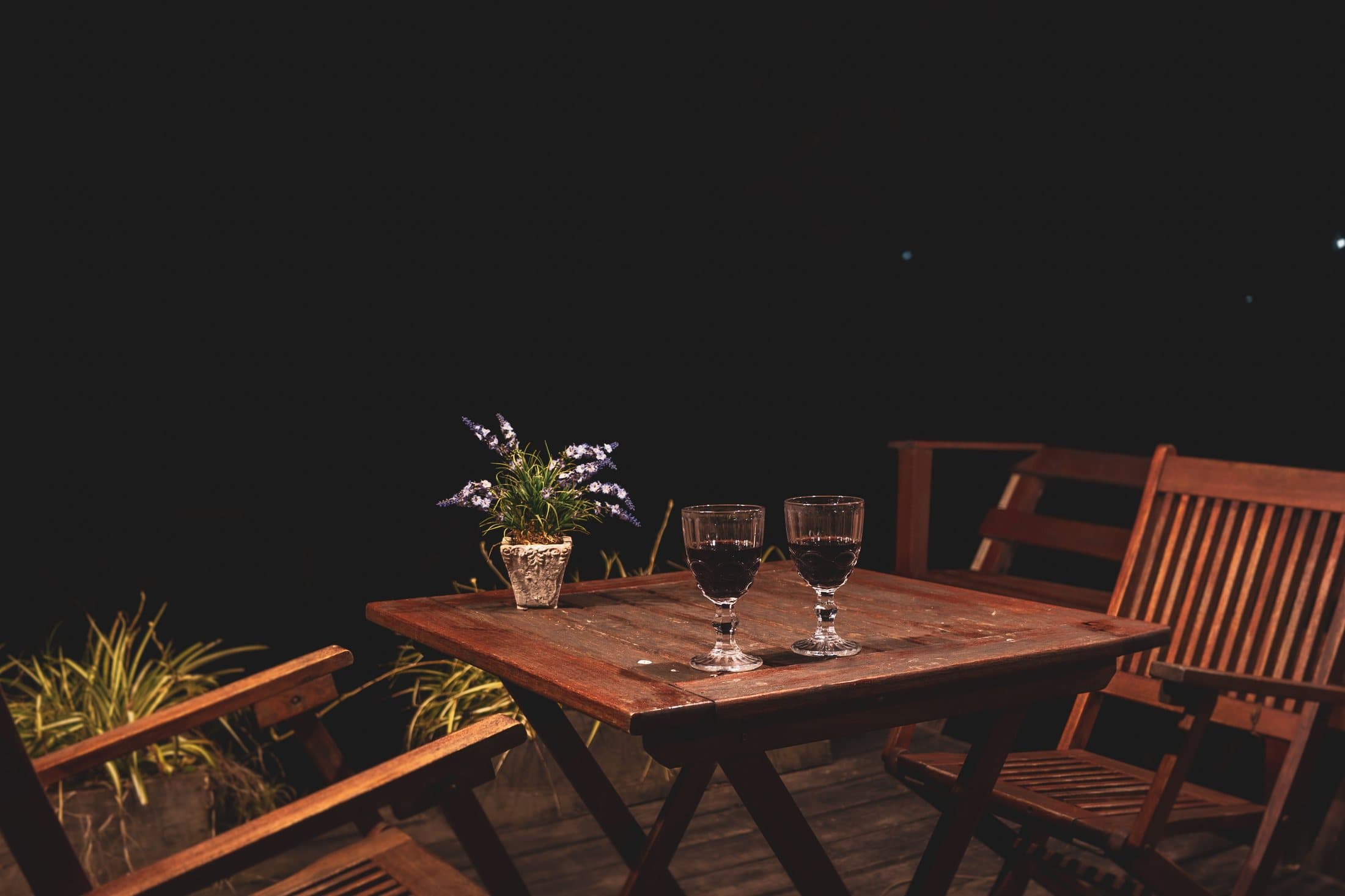 Apéro mit Wein, Schaumwein und feinen Häppchen
