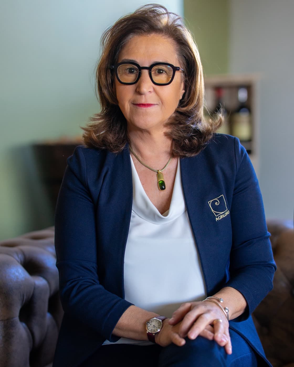 Teresa Perler, présidente du conseil d'administration d'Agriloro, en blazer avec l'écusson du domaine