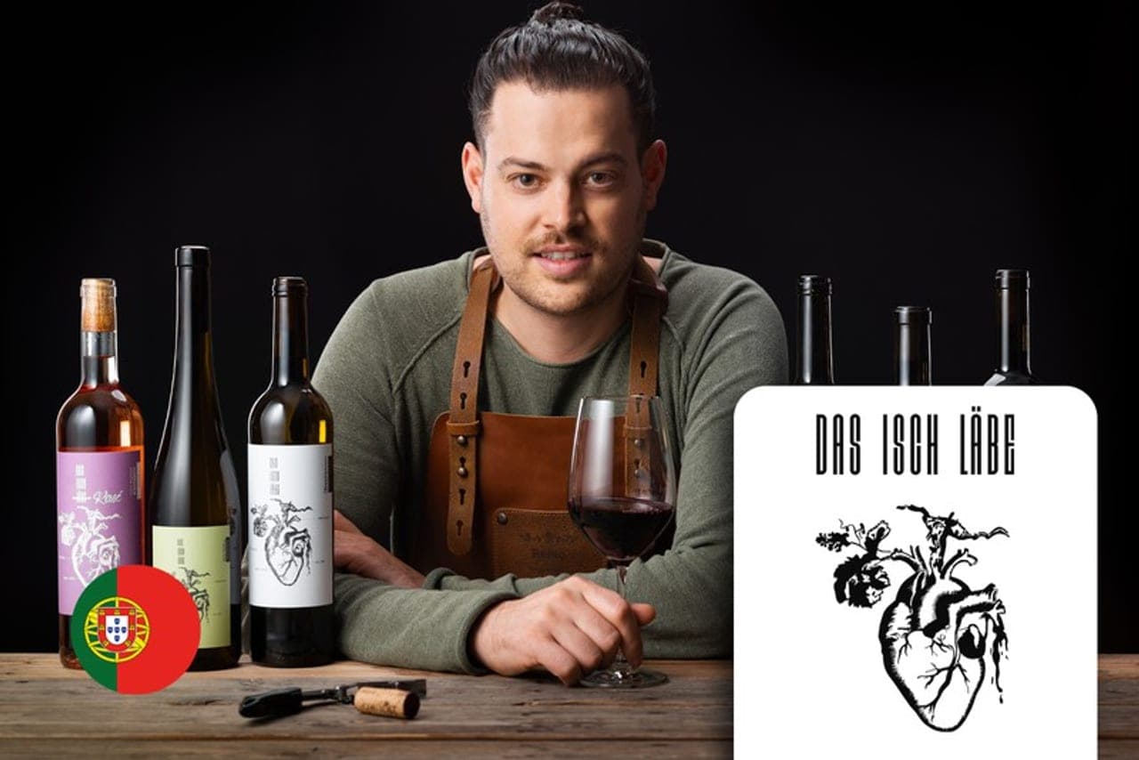 Remo Aragão mit den Weinen und dem Herz-Etikett von Das isch Läbe