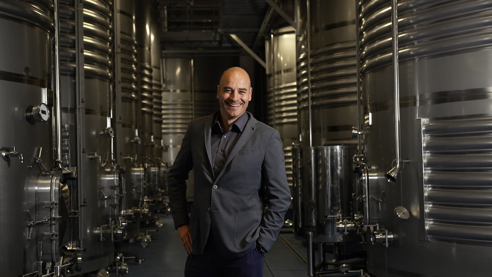 L'œnologue César Fernández entre les cuves en acier inoxydable d'El Coto