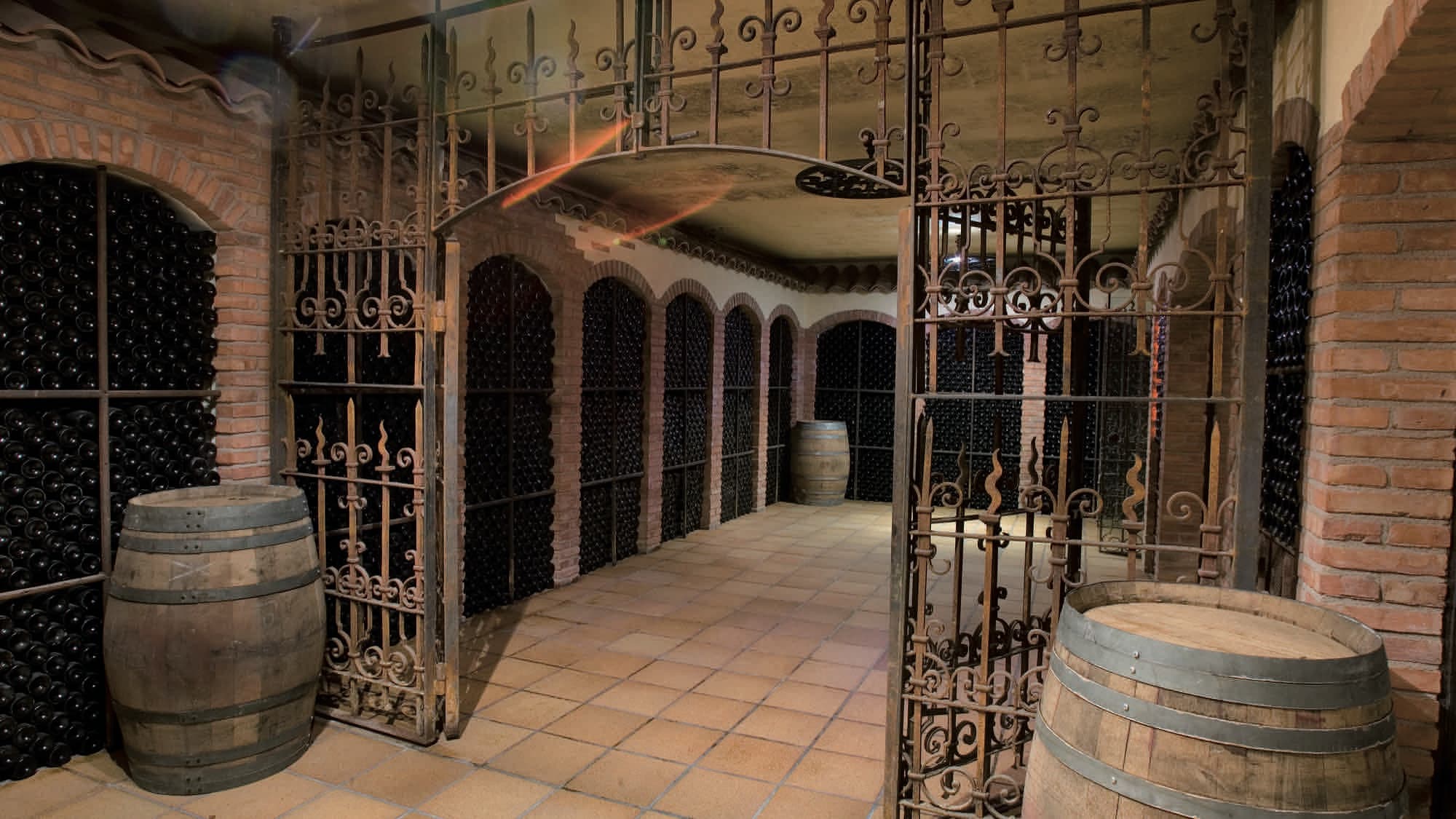 La cave à bouteilles historique d'El Coto derrière des grilles en fer forgé