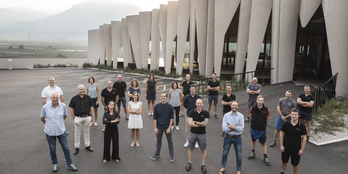 The team of Kellerei Kurtatsch in front of the winery building