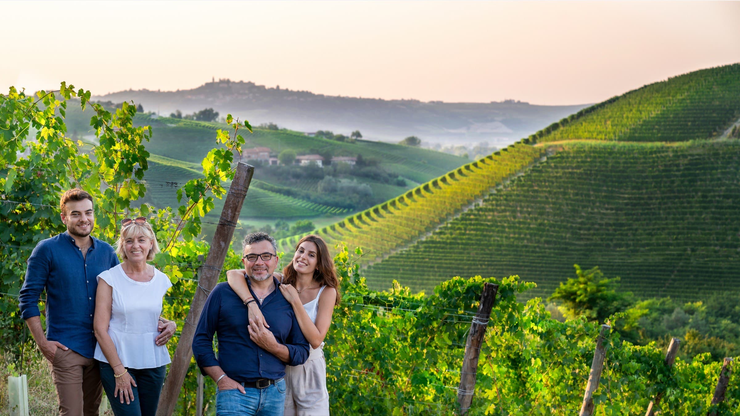 Die Familie Sarotto in ihren Reben bei Sonnenuntergang