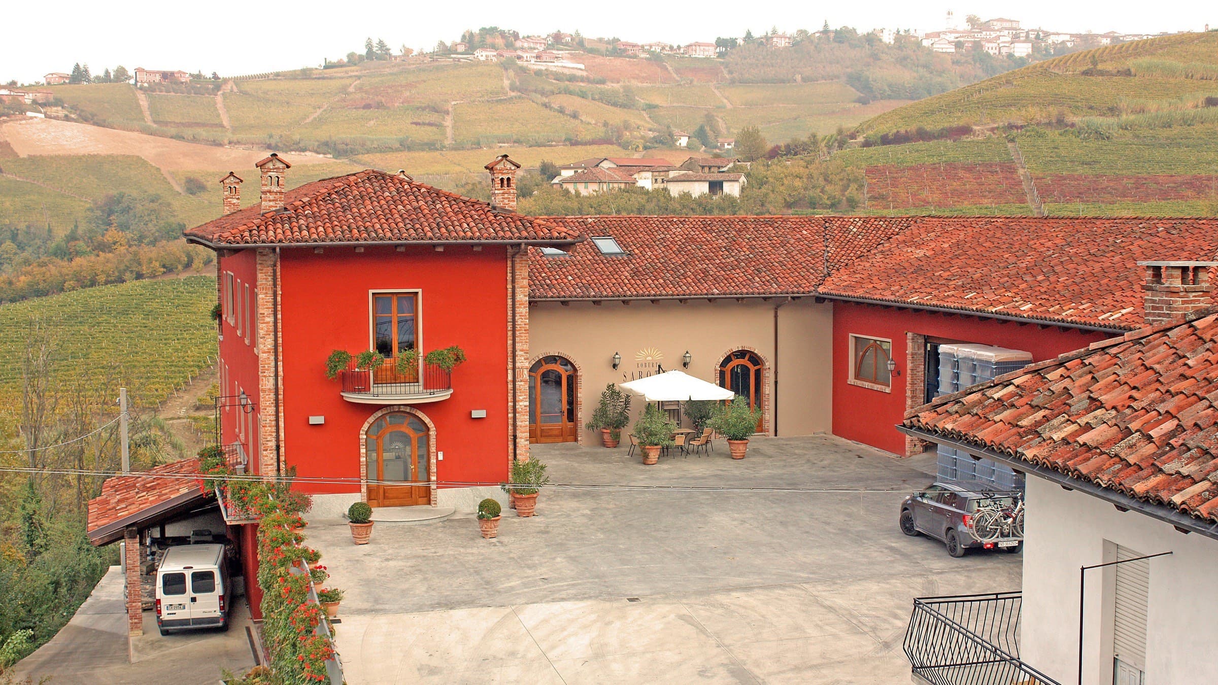 Le domaine de Roberto Sarotto entre les collines viticoles