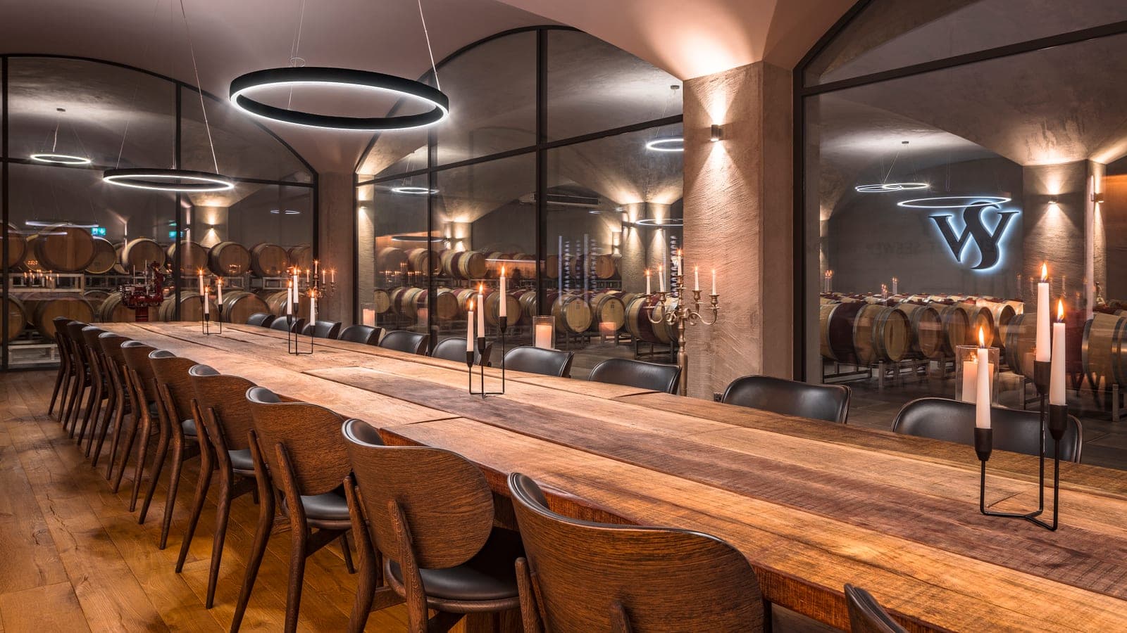 Long tasting table with candles and a view into the barrel cellar (Photo: Andrea Soltermann)