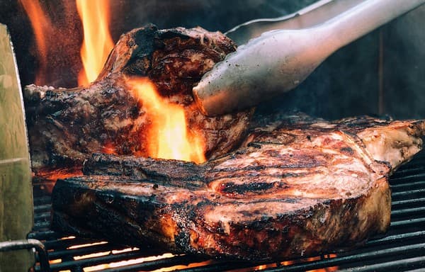 BBQ: dunkles Fleisch vom Grill